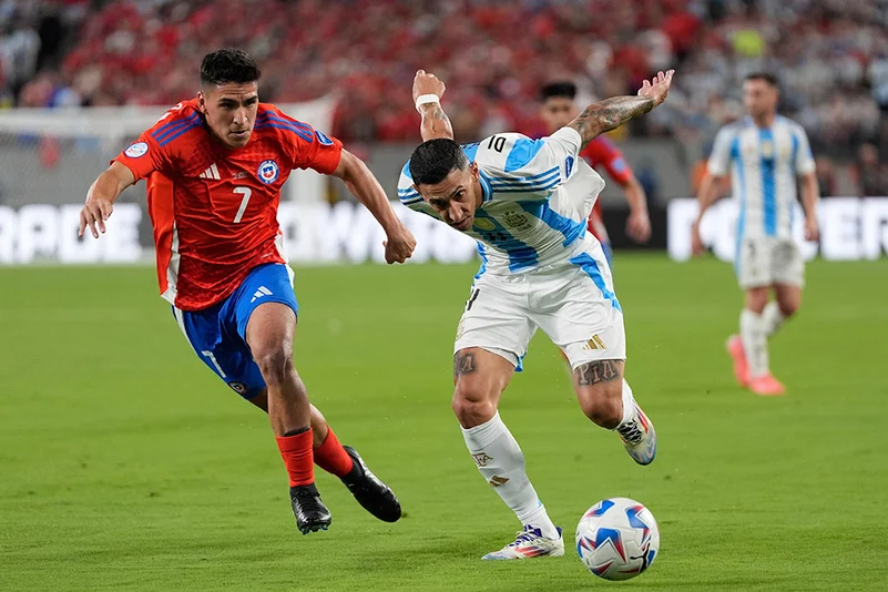 Angel Di Maria and Marcelino Nunez vie for the ball